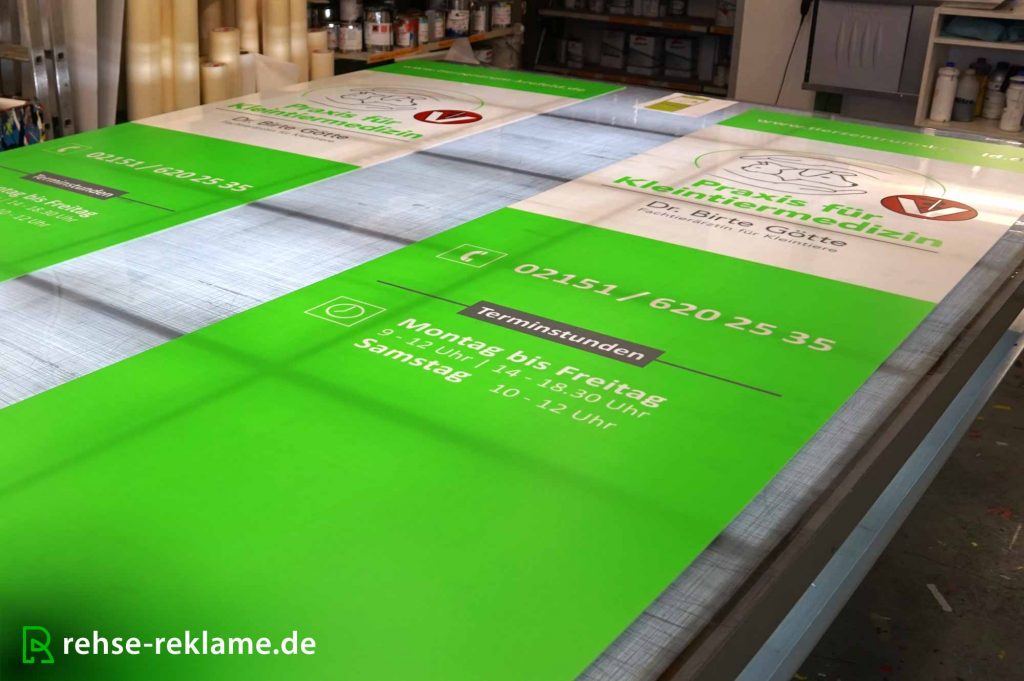 transluzenter_aufkleber_werbestele