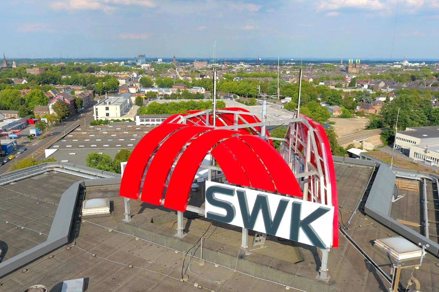 Leuchtwerbung als Dachanlage bei der SWK in Krefeld