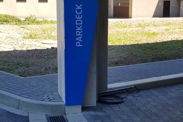 2019_06_28_parkplatzschild_einfahrtspfeil