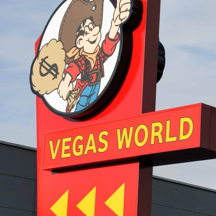 werbepylon-mit-logo-und-schriftzug