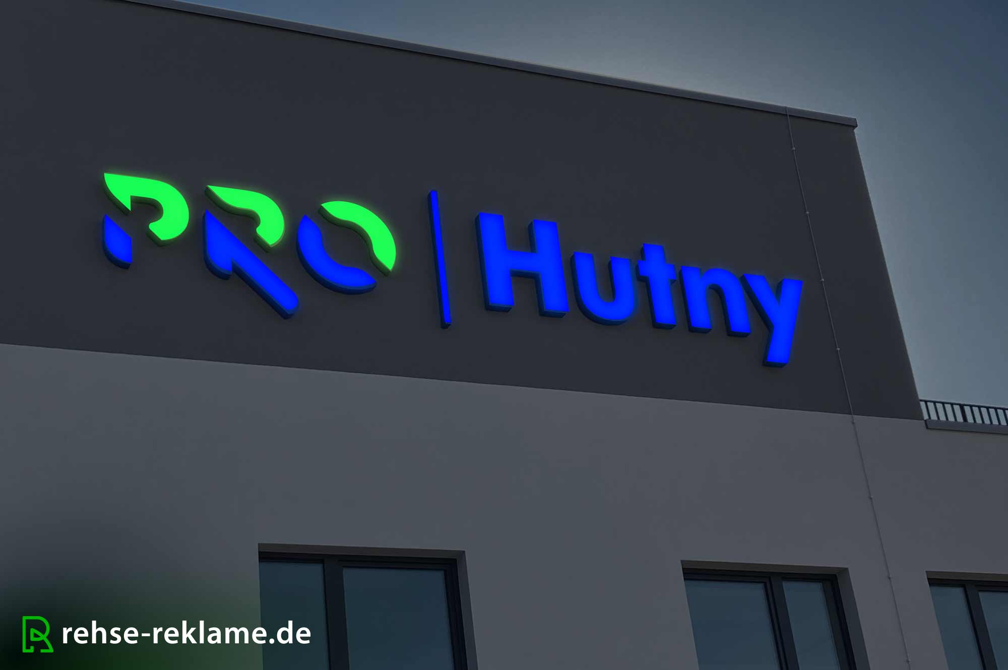 Leuchtbuchstaben an neuer Fassade von Pro | Hutny