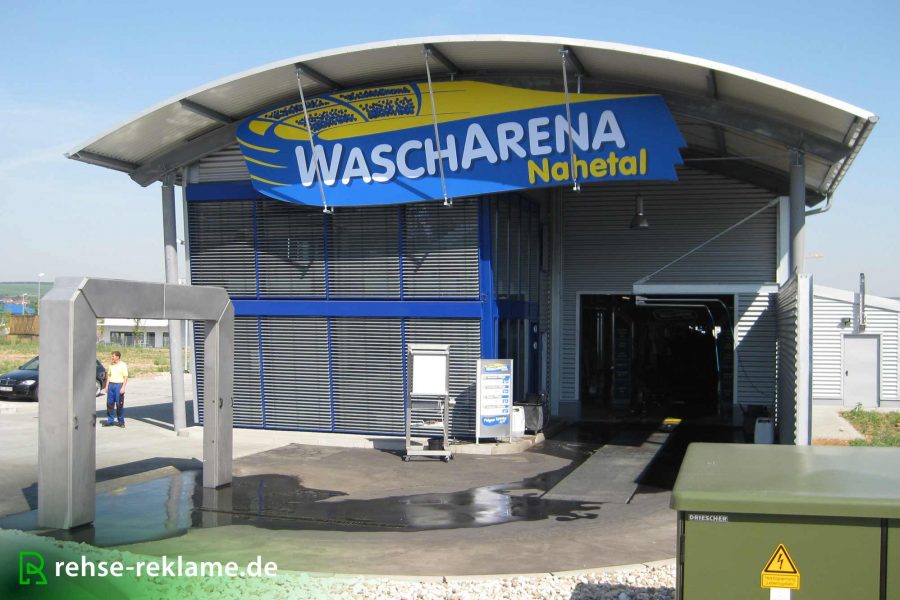 Kundenleitsystem und Außenwerbung für Waschstraße - Rehse Reklame GmbH