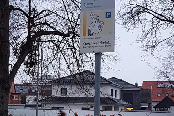 hinweisschild_parkplatz_entbindungsstation