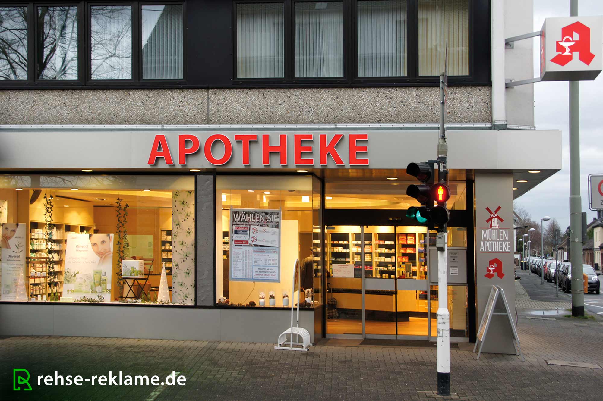 Apothekenwerbung und Leuchtbuchstaben in Krefeld Fischeln