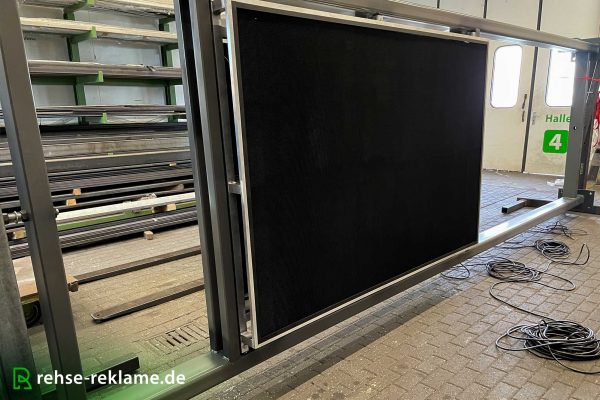 Digital-Signage_Pylon_Herstellung_Stele_017