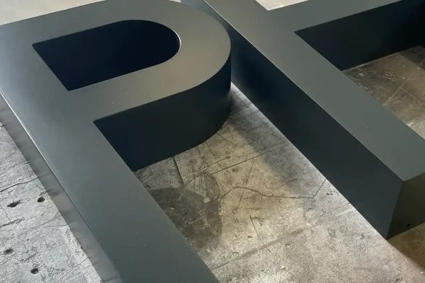 3D-Buchstabe_rueckleuchter_ grau_lackiert