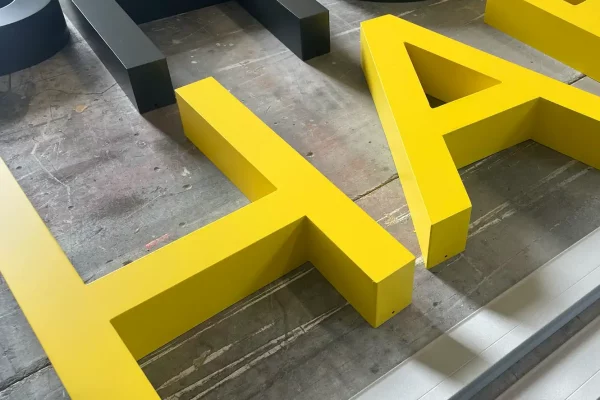 3D-Buchstabe_rueckleuchter_gelb_lackiert