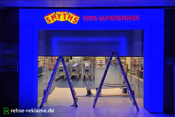 blau_eingangsvortal_vollausleuchtung_shopeingang