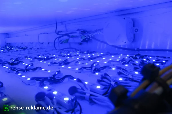 blau_led_lauflicht_in_stele