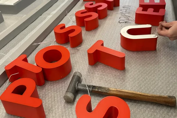 fertigung_kleine_einzelbuchstaben_rot