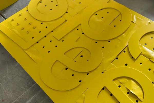 lackierung_ral_1018_metallbuchstaben_laserschnitt