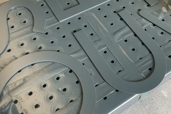 lackierung_ral_7016_metallbuchstaben_laserschnitt