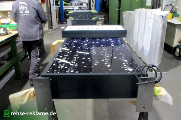 serienfertigung_led_werbestelen_lauflicht