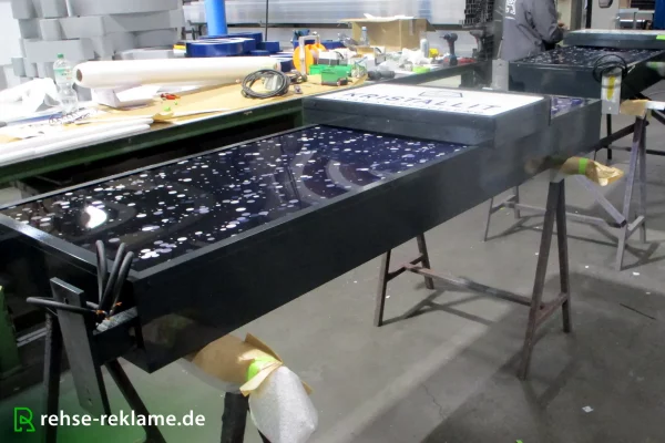 serienfertigung_werbestelen_led_lauflicht