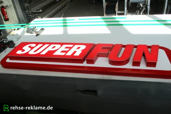 Einzelbuchstaben+Leuchttransparent_auf_Werbeblende