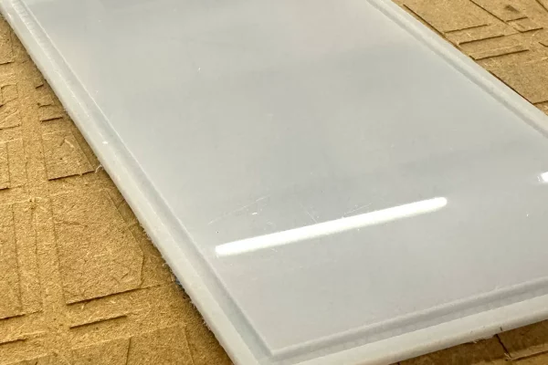 acrylglas_fraesen_weiss_nut