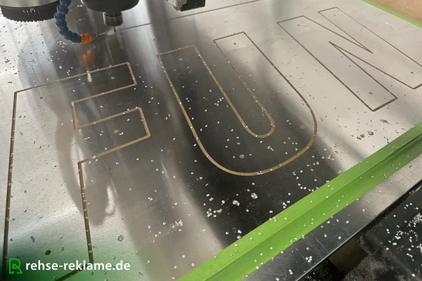 buchstaben_aluminiumplatte_fraesen