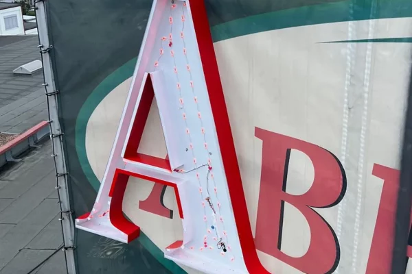 montage_musterbuchstabe_led_rot