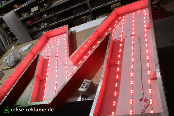 produktion_leuchtbuchstaben_leuchtschrift