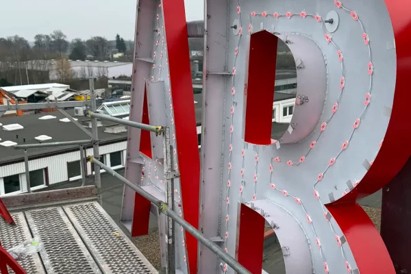 profil4_dachmontage_leuchtbuchstaben