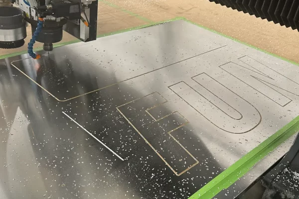 schriftzug_alumium_fraese_schnitt