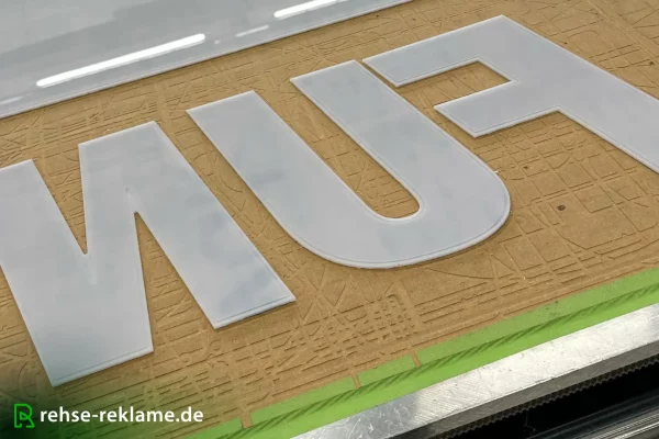 weisse_schrift_kunststoff_fraesen