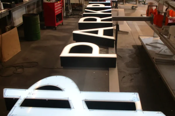 fertigung_leuchtlogo_profil-5s_weiss_led