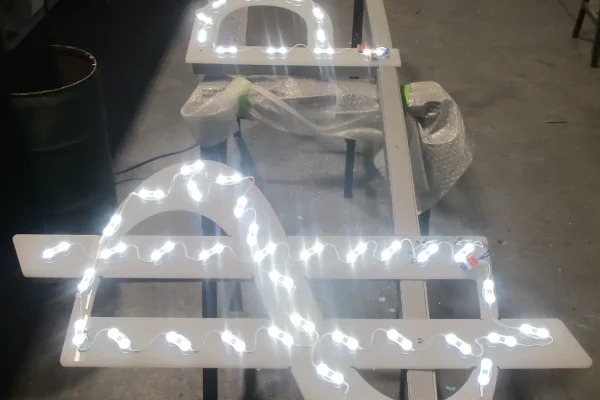 produktion_leuchtschrift-logo_led-module_weiss