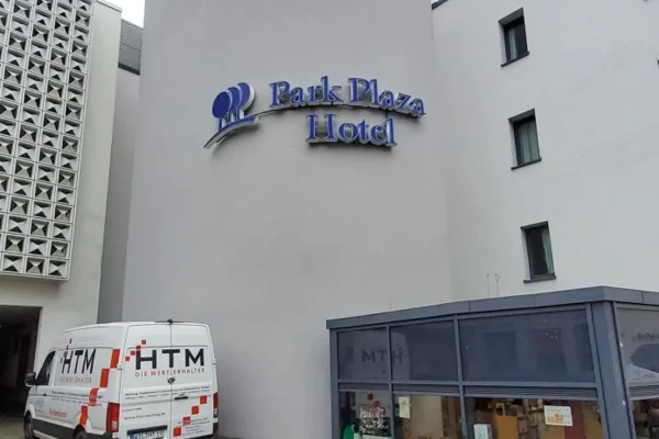 rebranding_alte_leuchtreklame_fassade