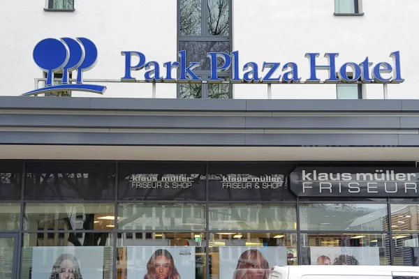 rebranding_alte_leuchtreklame_vordach_blau