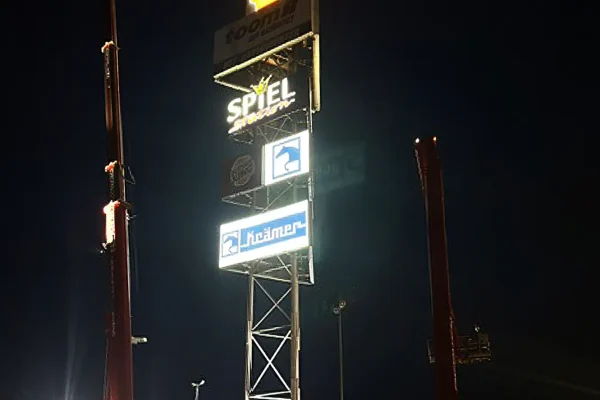revision_dreiseitiger_werbepylon