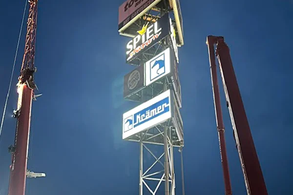 wartung_dreiseitiger_werbepylon